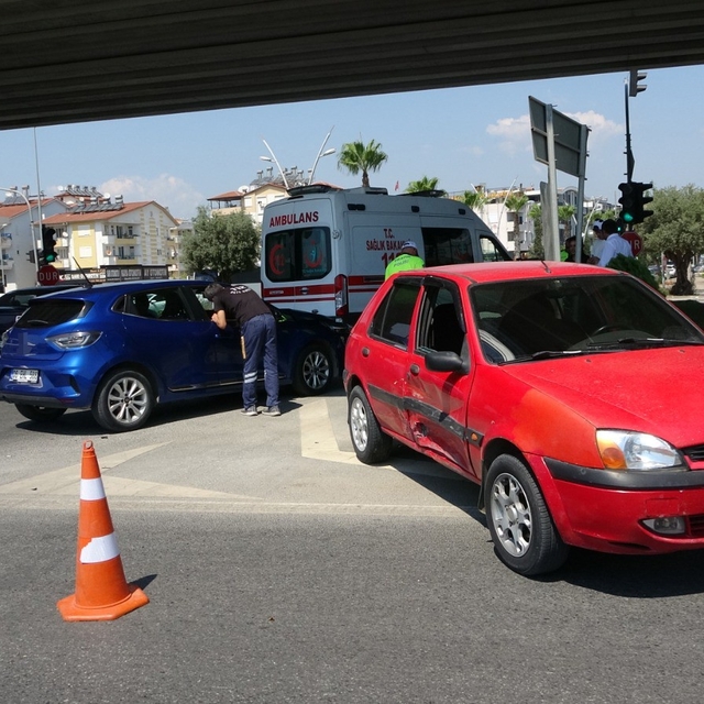 Antalya'da iki otomobil çarpıştı: 1 yaralı