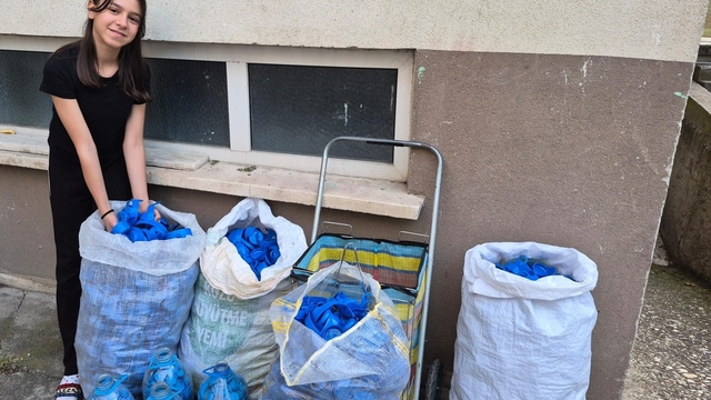 Depremzedelere yardım etmek için 1 ton mavi kapak topladı
Topladığı kapaklar ile 11 yaşındaki depremzede çocuğa tekerlekli sandalye aldı
Eskişehir'de yaşayan depremzede küçük kızın iyilik kampanyası amacına ulaştı
Ecenur İnci Olgun: "Topladığımız kapaklar sayesinde 2 adet tekerlekli sandalyeye sahip olduk"
"Tekerlekli sandalyeyi ihtiyaç sahibine teslim ederken çok mutlu oldum, heyecanlandım"