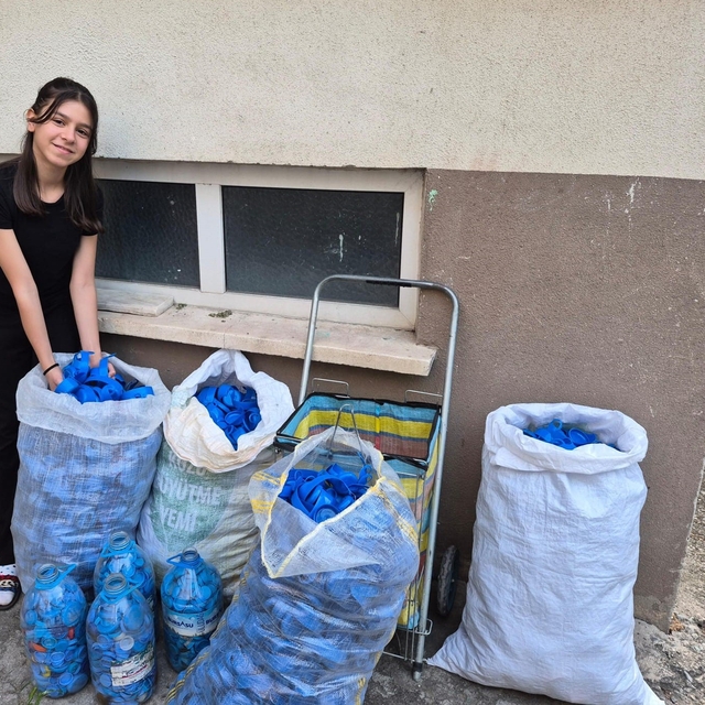 Depremzedelere yardım etmek için 1 ton mavi kapak topladı
Topladığı kapakla...