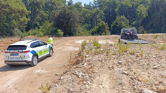 Trafik uygulamasını görünce motosikletini ormanlık alana bırakıp kaçtı, cezadan kaçamadı
Terk edilmiş halde bulunan motosikletin sürücüsüne 48 bin 500 lira ceza kesildi