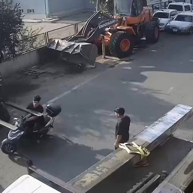 Tekirdağ'da pes dedirten kaza: Motosikletli forkliftin demir ayaklarına çar...