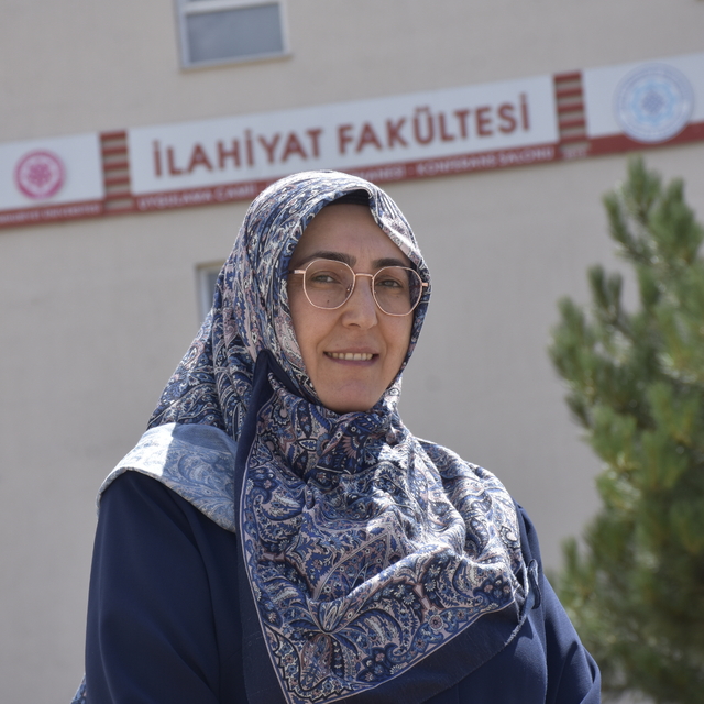 Eğitim hayalinden vazgeçmeyen 4 çocuk annesi, 35 yıl sonra üniversiteli old...
