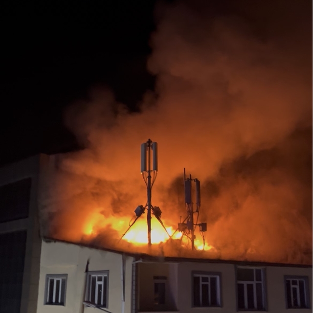 Tekirdağ'da çatı yangını: Alevler geceyi aydınlattı
