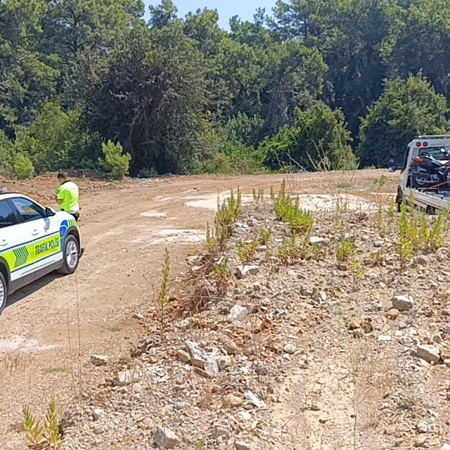 Trafik uygulamasını görünce motosikletini ormanlık alana bırakıp kaçtı, cez...