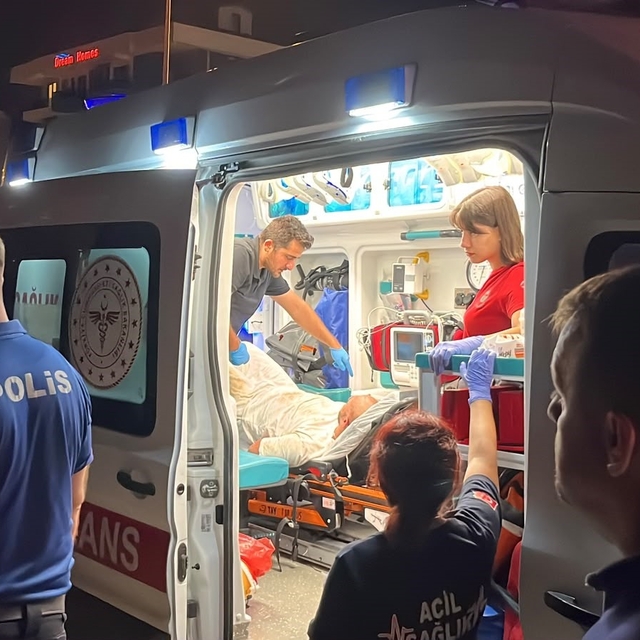 Alanya'da çatıya çıkan adamı polis ikna etti
Kendisine ve çevresine zarar v...