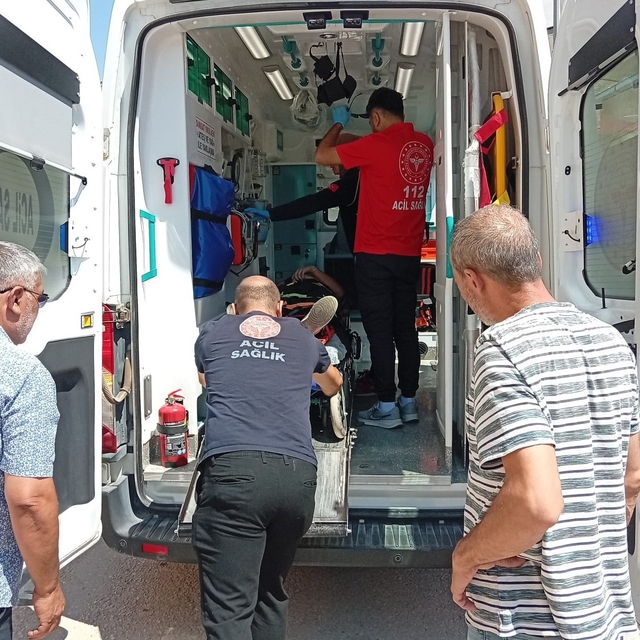Motosiklet ile otomobil çarpıştı: 1 yaralı