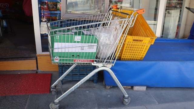 Hırsızlık şüphesinin ardından yürekleri ısıtan hikaye çıktı
Polis ekiplerinin çalışmasıyla market sahibi kaybolan market arabasına kavuştu, hırsızlık yaptığı sanılan kişinin ise zihinsel engelli olduğu, işini gördükten sonra market arabasını yakın bir noktada kaldırım üzerine terk ettiği anlaşıldı