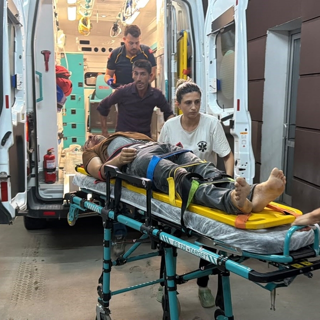 Motosiklet ile otomobil çarpıştı: 2 yaralı