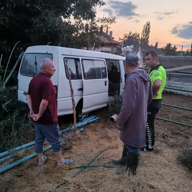 Bahçeden içeri girip alev alan minibüsü ev sahipleri musluk hortumuyla sönd...