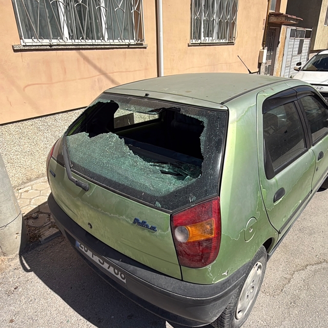 Elektrik direğinden düşen izolatör parçası park halindeki aracının camını k...