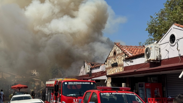 Fethiye Balık Hali'nde çatı yangını