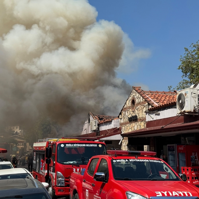 Fethiye Balık Hali'nde çatı yangını