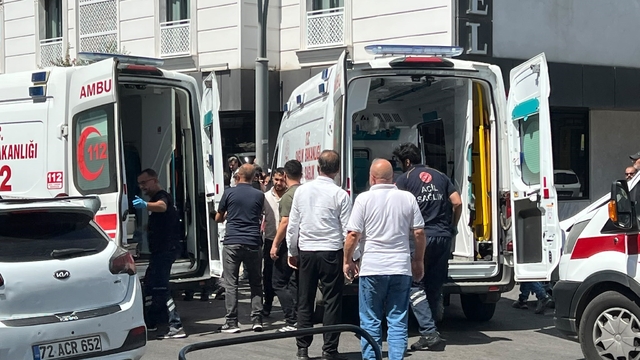 Batman'da motosiklet ile iki otomobil çarpıştı: 2 yaralı