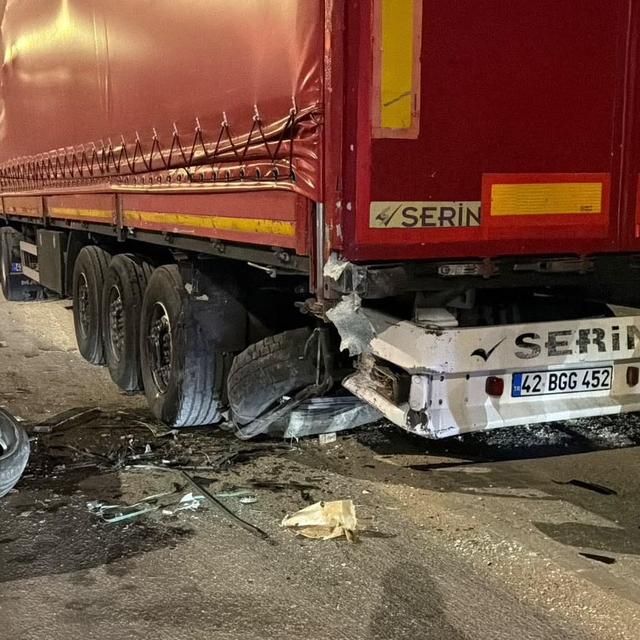 TIR'a çarpan otomobil, hurdaya döndü; sürücü yaralandı