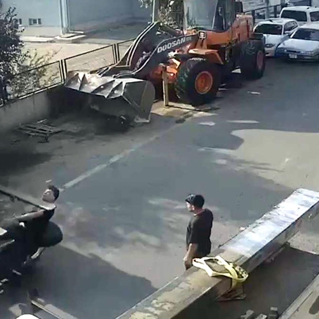 Forklifte çarpan motosikletin sürücüsü yaralandı; kaza kamerada