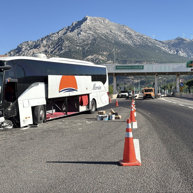 Yolcu otobüsü bariyere çarptı: 5 yaralı