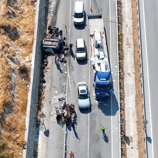 Aydın'da traktör tırla çarpıştı: 1 ölü, 2 yaralı