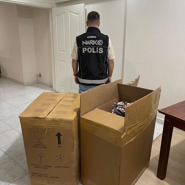 Kapı kırıp 3 koli hap kaçıran şüphelilerden 1'i yakalandı, 53 bin 941 hap e...