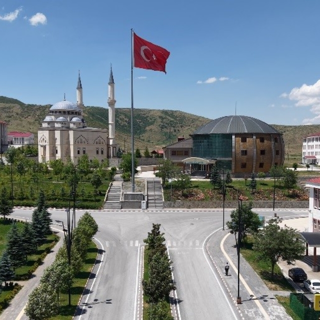 İstanbul'da eğitim ve 50 bin TL'lik burs, Bitlis'i köklü üniversitelerin ön...