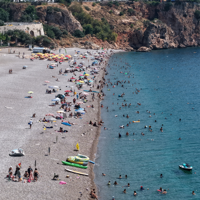 Antalya'da termometreler 40 dereceyi gösterdi, kent merkezi boş kaldı