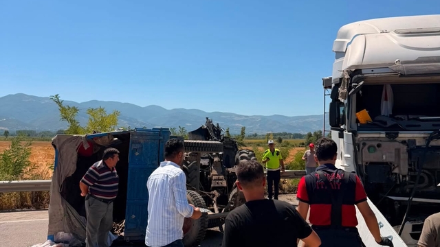 Tır ile traktör çarpıştı: 1 yaralı