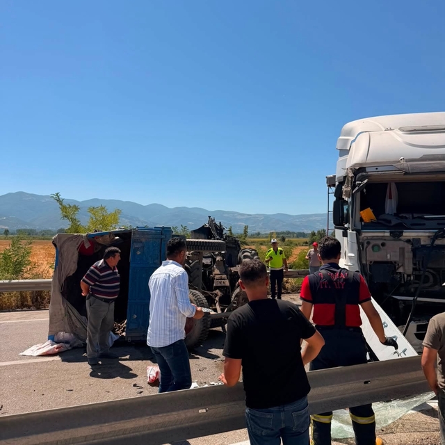 Tır ile traktör çarpıştı: 1 yaralı