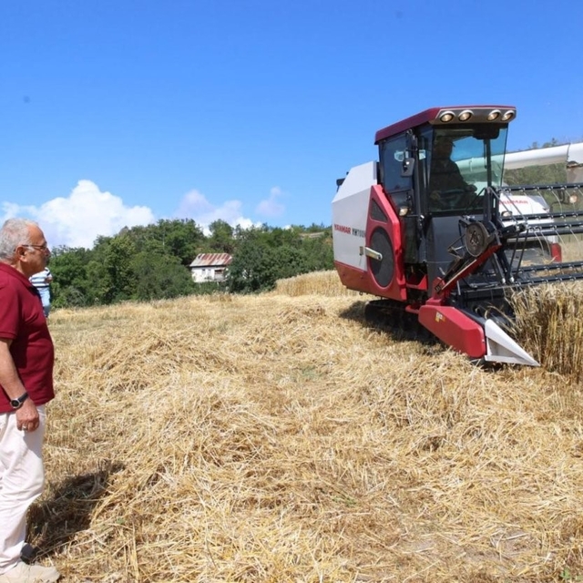 Büyükşehir'in tarım makineleri parkı büyüyor
Başkan Güler: "Olmaz denileni...