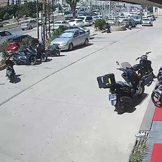 Otomobilin çarptığı kadın metrelerce havaya uçarak can verdi