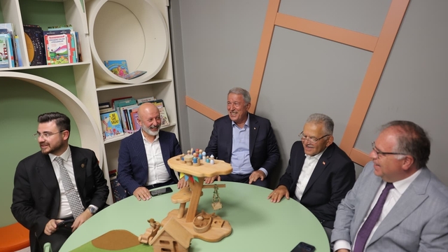 Başkan Çolakbayrakdar: "Kütüphanelerle zenginleştirilmiş bir şehir inşa ediyoruz"
Kocasinan'da 7'den 70'e herkese hitap eden yeni nesil kütüphane açıldı