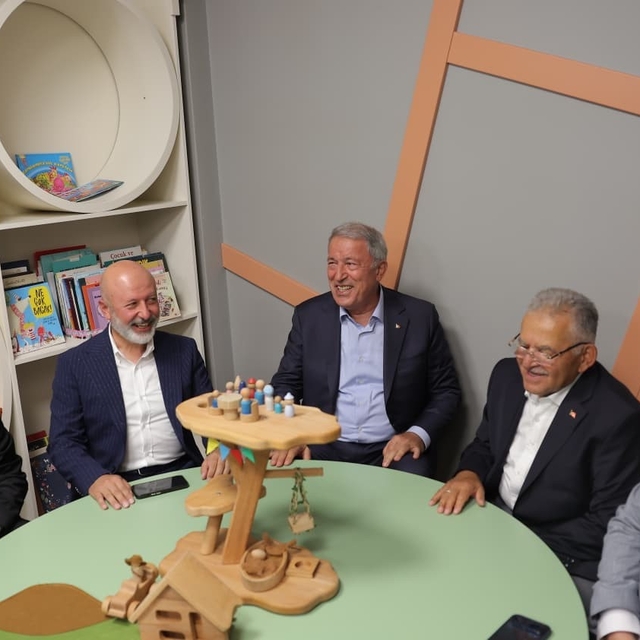 Başkan Çolakbayrakdar: "Kütüphanelerle zenginleştirilmiş bir şehir inşa edi...