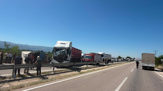 TIR ile çarpışan traktörün sürücüsü yaralandı