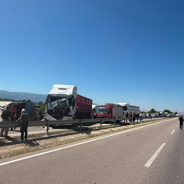 TIR ile çarpışan traktörün sürücüsü yaralandı