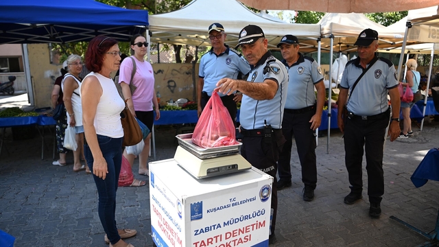 Kuşadası zabıtasından pazar denetimi
Gramaj ve etiketler tek tek kontrol edildi