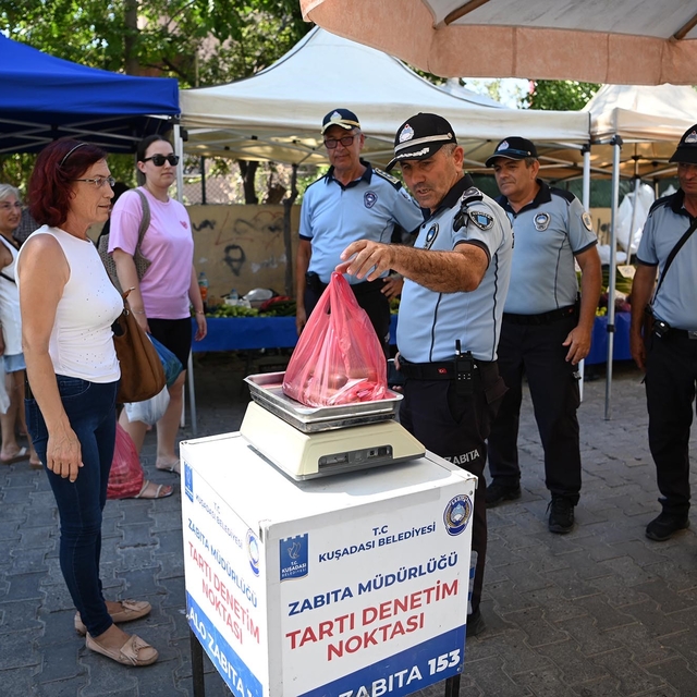 Kuşadası zabıtasından pazar denetimi
Gramaj ve etiketler tek tek kontrol ed...