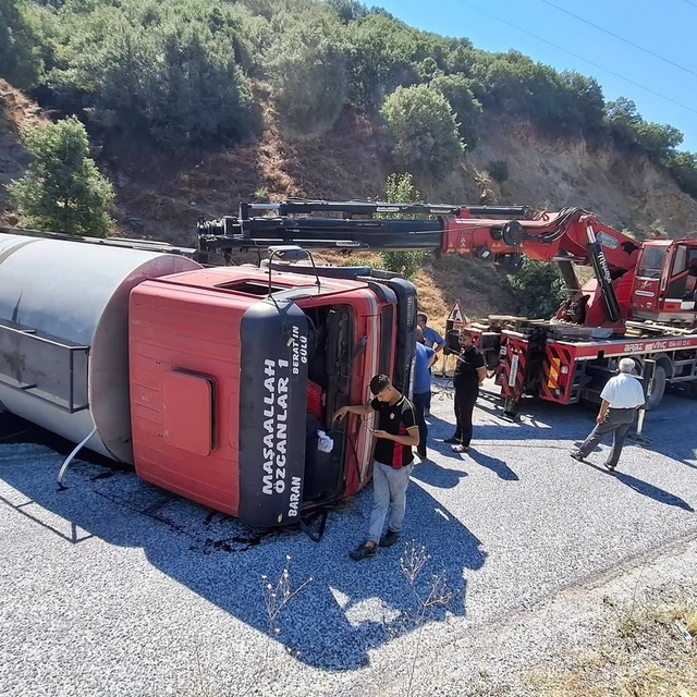 Alaşehir-Eşme yolunda tanker devrildi
