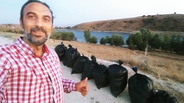 Balık tutmaya geldikleri gölette çöp topladılar
Zemzemiye Gölet'indeki çevre kirliliğine duyarlı vatandaşlardan müdahale
Getirdikleri çöp poşetleriyle çevreye saçılan atıkları tek tek toplayıp aracına yükleyerek çöp konteynerlerine attılar