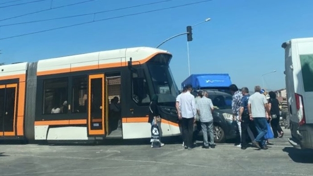 Eskişehir'de tramvay ile araç çarpıştı, seferlerde aksama yaşandı