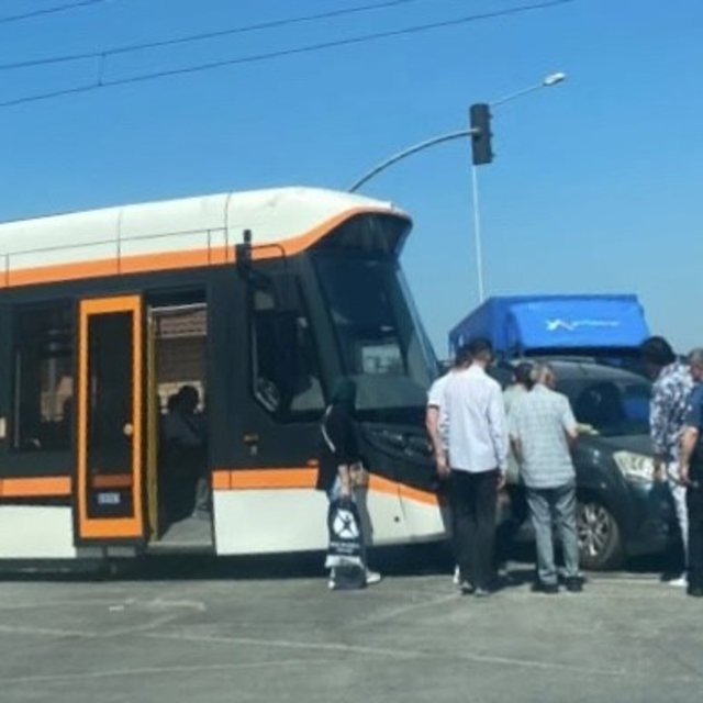 Eskişehir'de tramvay ile araç çarpıştı, seferlerde aksama yaşandı
