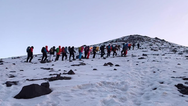 Ağrı Dağı'nın zirvesinde AİÇÜ'nün akademik yılı mesajını okudular