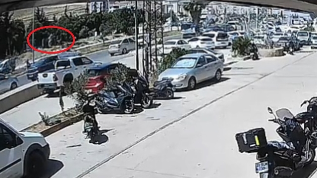 Yolun karşısına geçerken otomobilin çarptığı kadın öldü; kaza kamerada
