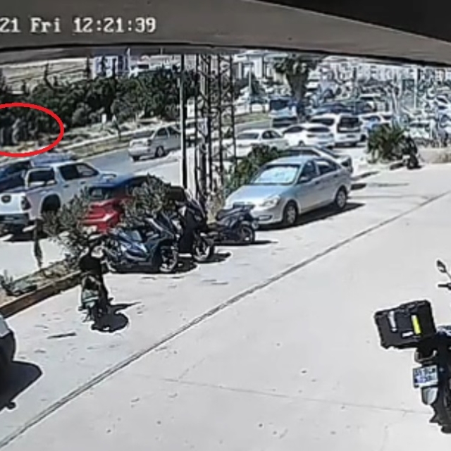 Yolun karşısına geçerken otomobilin çarptığı kadın öldü; kaza kamerada