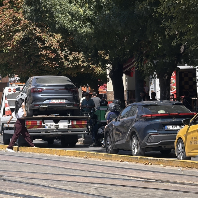 Hatalı park, cadde trafiğini kilitledi
