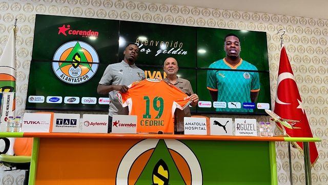 Corendon Alanyaspor, Ivan Cedric'i kadrosuna kattı
Alanyaspor Başkanı Hasan Çavuşoğlu: "Transferde zorlandık, 1 ay sürdü"
Ivan Cedric: "Bu süreç kolay olmadı ama sonunda buradayım"