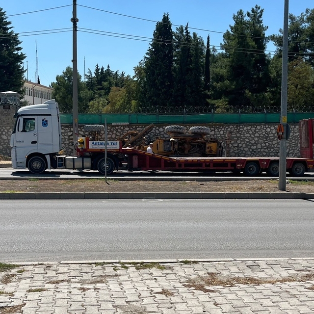 Burdur'da ani fren yapan tırın üzerindeki greyder devrildi