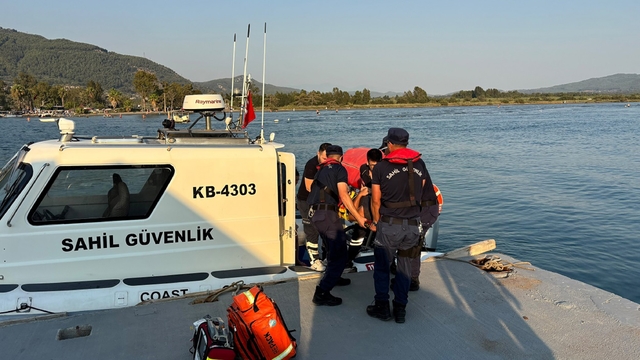 Sedir Adasında kayalıklardan üşen vatandaşa tıbbi tahliye