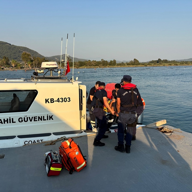 Sedir Adasında kayalıklardan üşen vatandaşa tıbbi tahliye
