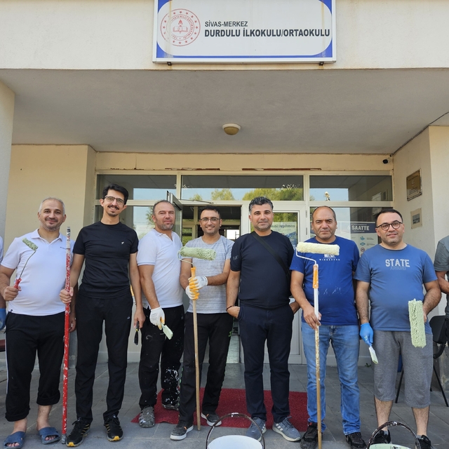 Eğitimciler fırçaları eline aldı, köy okulunu yeni döneme hazırladı