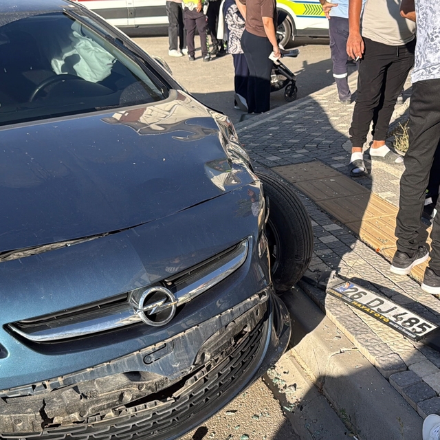 Otomobil ile minibüs çarpıştı: 8 yaralı