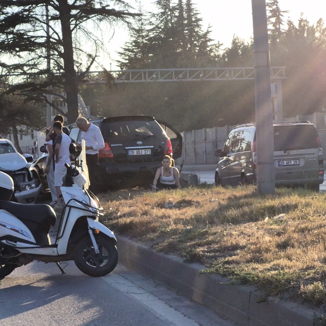 Eskişehir'de pikap ile çarpışan otomobil refüje çıktı