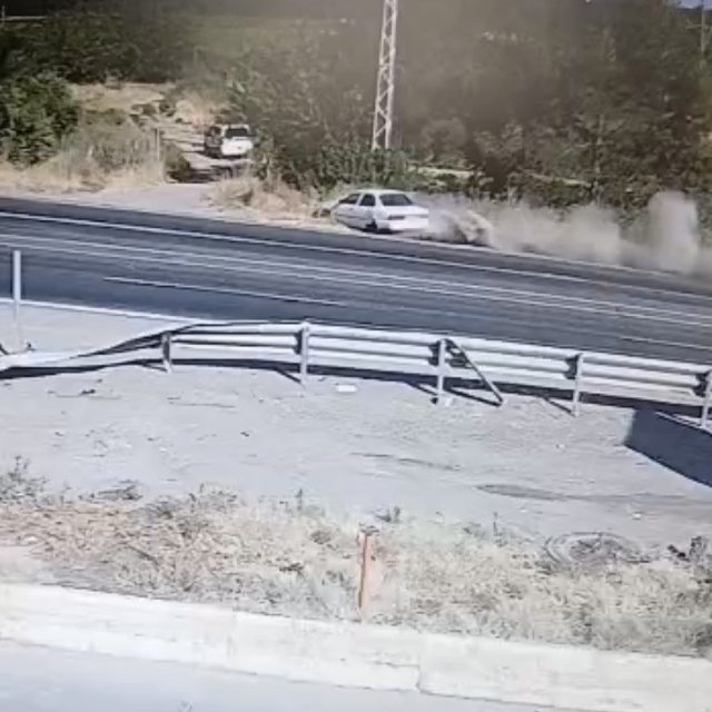 Kontrolden çıkan otomobil şarampole devrildi: 2 yaralı